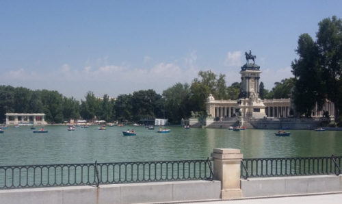 Boating on the Estanque Grande (Great Pond), Retiro Park, Madrid