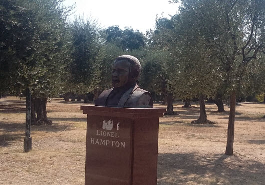 Lionel Hampton statue, Jardin des Arenes